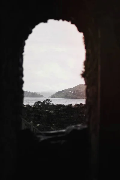 스코틀랜드 컨성의 바위가 창문을 바다가 보인다 — 스톡 사진
