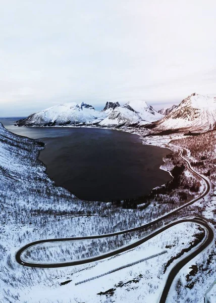 ノルウェーの雪の山の無人偵察機のショットはフィヨルドでインデント — ストック写真