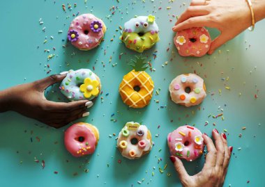 Ellerin donut alırken hava görüntüsü