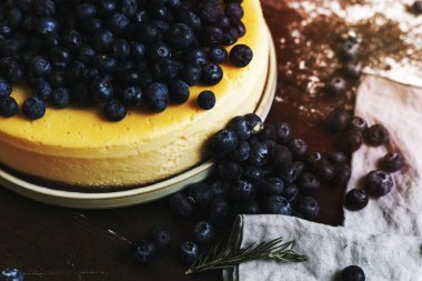 Yaban mersini ile dekore edilmiş bir cheesecake closeup