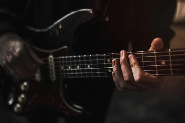 Человек Гитарными Флюидами Съемок Музыкального Видео — стоковое фото