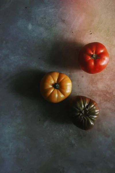 Farbenfrohe Frische Und Biologisch Angebaute Tomaten — Stockfoto