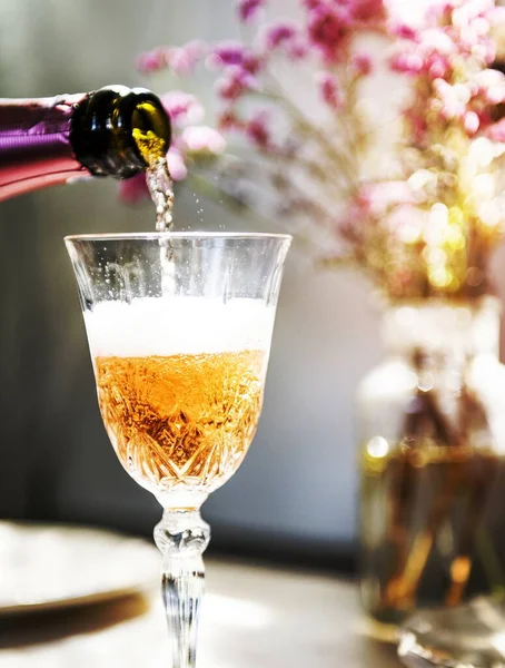 Verser Champagne Dans Verre — Photo