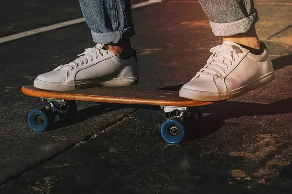 Homem Pequeno Skate — Fotografia de Stock