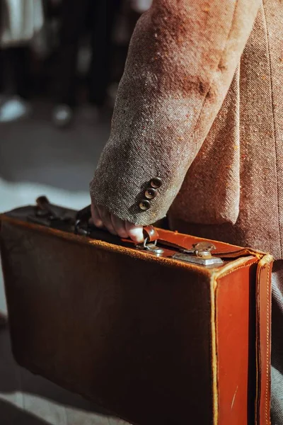 Reifer Mann Trägt Eine Vintage Lederaktentasche — Stockfoto