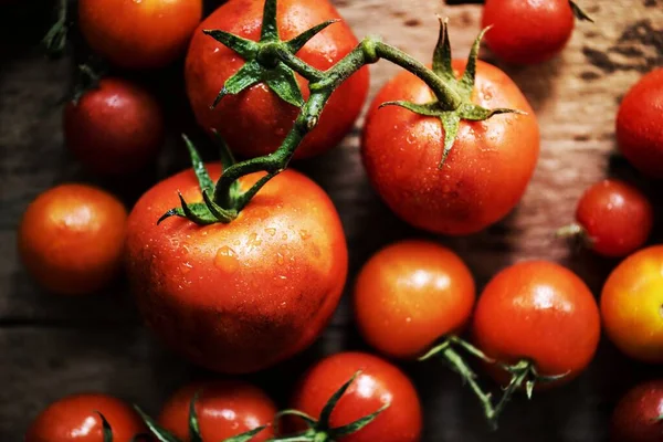 Closeup Tomates Orgânicos Frescos Fundo Madeira — Fotografia de Stock