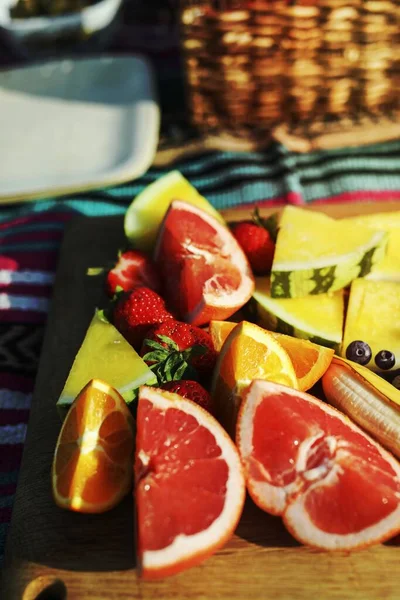Frisches Obst Auf Einem Holzbrett Beim Picknick — Stockfoto