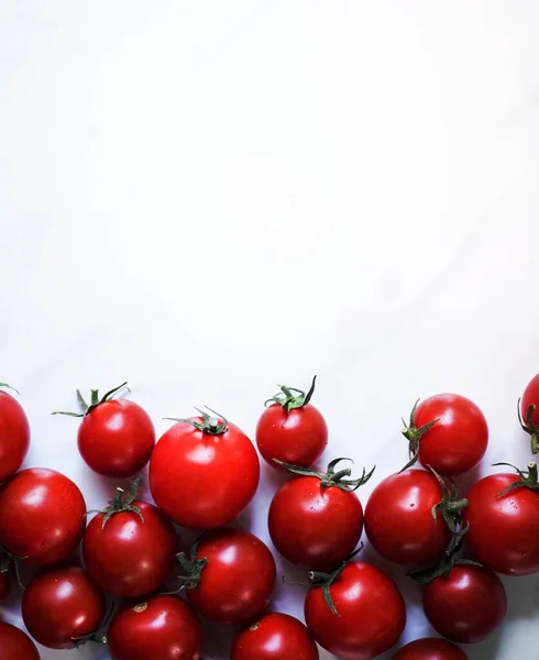 Nahaufnahme Von Frischen Bio Tomaten Auf Weißem Hintergrund — Stockfoto