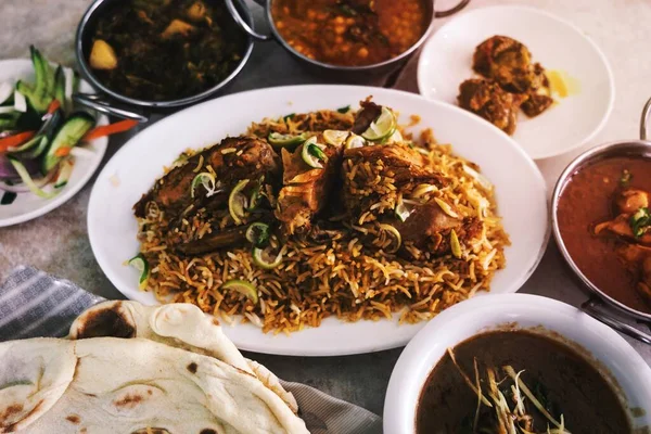 Traditionele Pakistaanse Eetset Met Diverse Gerechten — Stockfoto