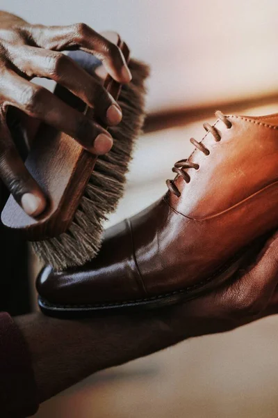 Чоловік Наносить Лак Взуття Своє Коричневе Шкіряне Взуття — стокове фото