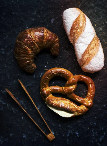 Croissant Kringla Och Baguette Med Trä Tång — Stockfoto