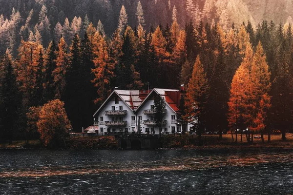 Σπίτι Δίπλα Στη Λίμνη Στο Antholzer See Ιταλία — Φωτογραφία Αρχείου