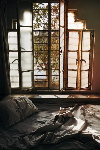 Дневной Свет Сияющий Через Неубранную Кровать — стоковое фото