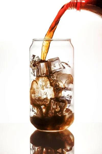 Bebida Gaseificada Fria Sendo Derramada Sobre Cubos Gelo Uma Lata — Fotografia de Stock