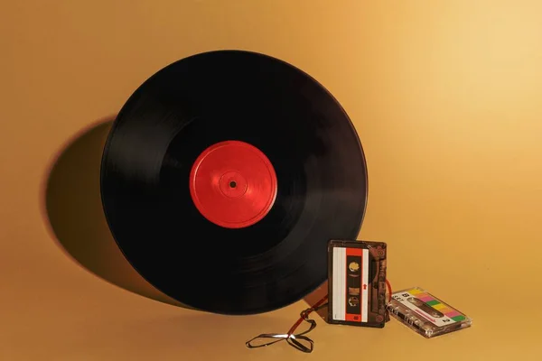 ビニールレコードとカセットテープのデザインリソース — ストック写真