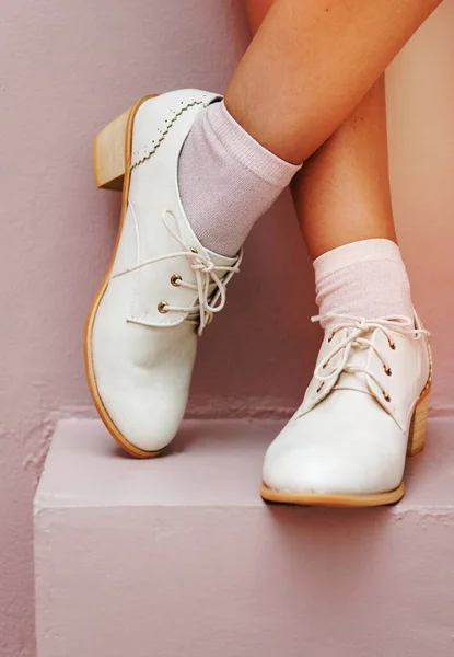 Скрещенные Ноги Белых Оксфордских Туфлях — стоковое фото