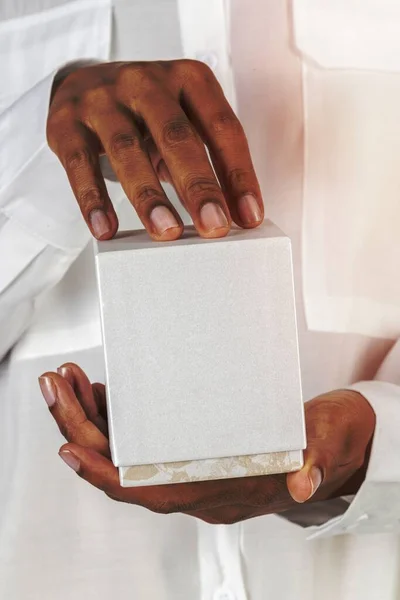 Handen Met Een Witte Blanco Cosmetische Verpakking — Stockfoto
