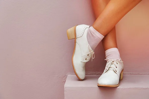 Pernas Cruzadas Usando Sapatos Brancos Oxford — Fotografia de Stock