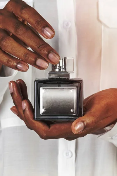 Elleri Boş Cam Parfüm Şişesini Tutuyor — Stok fotoğraf