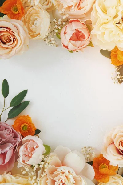 Beyaz Arkaplan Şablonunda Pastel Çiçekler — Stok fotoğraf