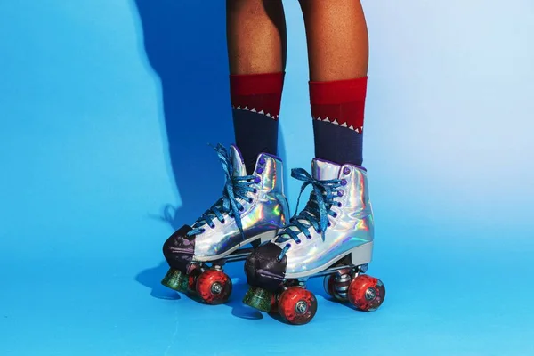 Paten Giyen Kadın Bacaklar Mavi Arka Planlı Ayakkabılar — Stok fotoğraf