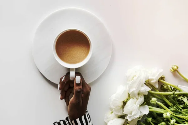 Luchtfoto Van Zwarte Vrouw Drinkt Koffie — Stockfoto