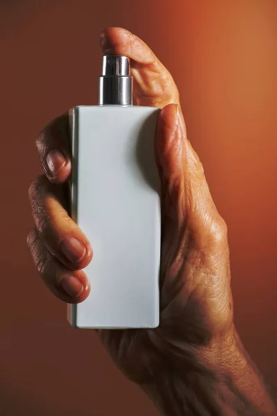 Hand Holding White Refillable Spray Bottle — Stock Photo, Image