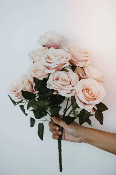 Main Tenant Bouquet Roses Orange Clair — Photo