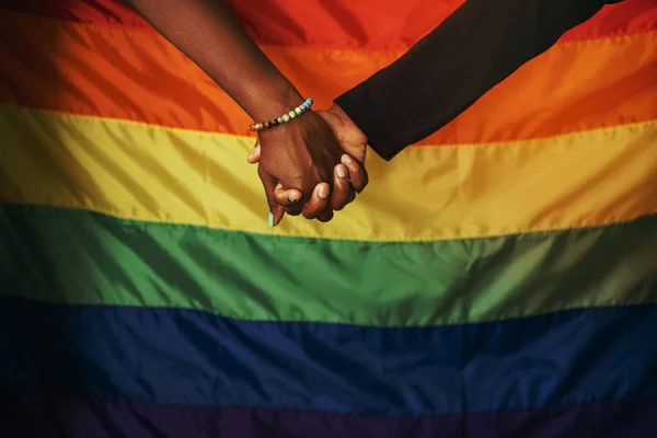 Gay Paar Holding Hand Voor Een Regenboog Vlag Betekenen Steun — Stockfoto