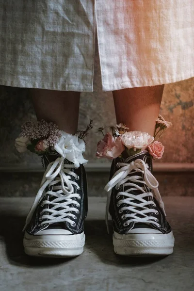 Mulher Usando Sapatos Com Flores — Fotografia de Stock
