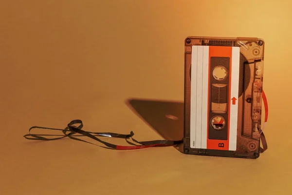 Old School Cassette Tape Een Beige Achtergrond — Stockfoto