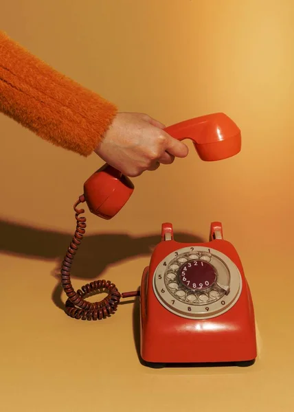 Kobieta Odbiera Stary Retro Telefon — Zdjęcie stockowe