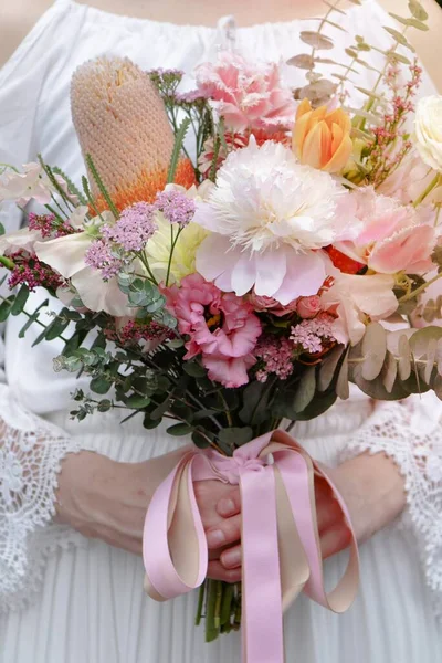 Νύφη Κρατώντας Ένα Μπουκέτο Λουλούδια — Φωτογραφία Αρχείου