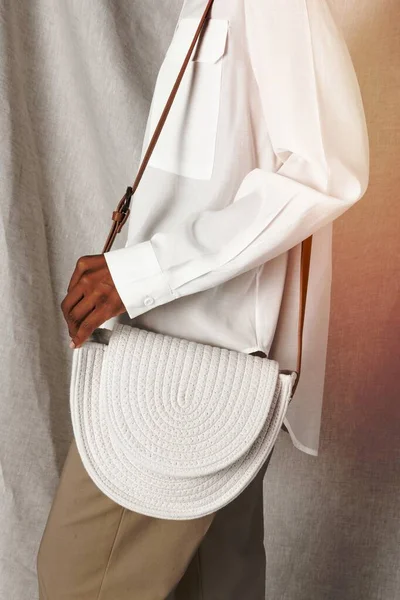 Black Woman Carrying White Woven Cotton Rope Bag Mockup — Stock Photo, Image