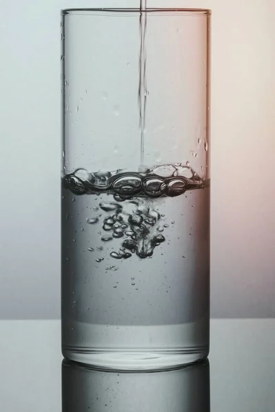 Макро Знімок Заливки Води Склянку — стокове фото