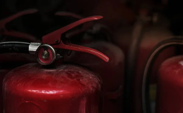 Lukking Røde Brannslokkingsapparater – stockfoto