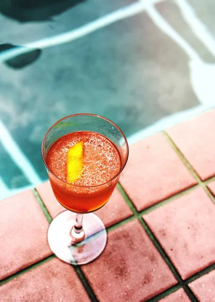 Cocktail Drinken Bij Het Zwembad — Stockfoto
