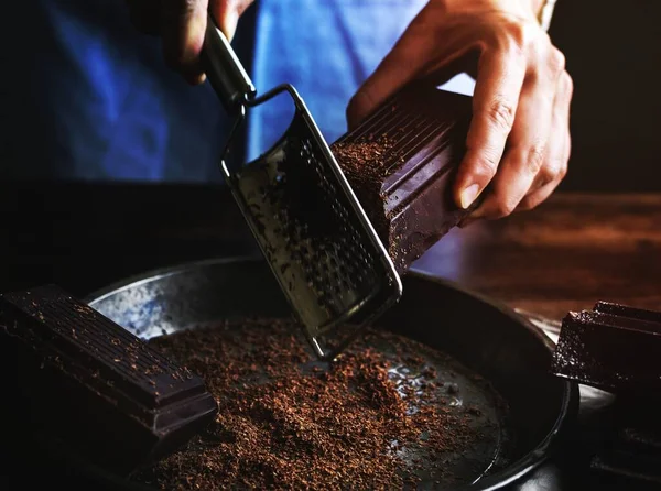 妇女光栅巧克力酒吧食品摄影食谱的想法 — 图库照片