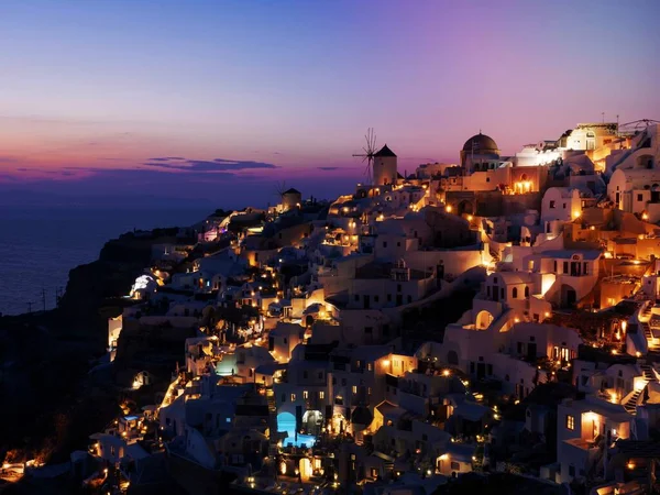 Widok Nocy Oia Tradycyjnych Domów Jaskiniowych Santorini Grecja — Zdjęcie stockowe