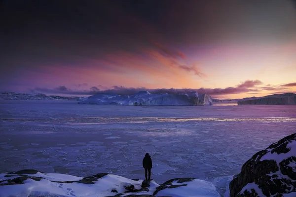 Человек Смотрит Солнце Садится Над Замерзшим Морем Гренландии — стоковое фото