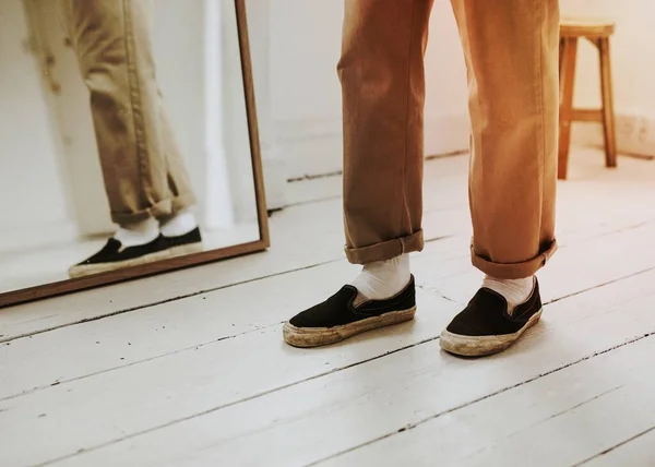 Homem Urbano Calças Bege Frente Espelho — Fotografia de Stock