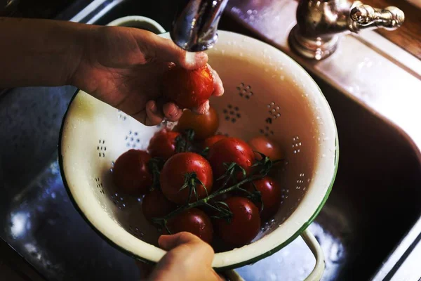 在厨房的水槽里清洗西红柿 — 图库照片