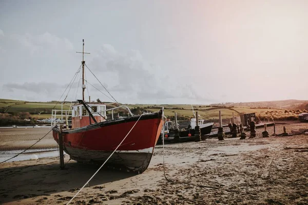 帆船搁浅在海滩上的退潮 威尔士 — 图库照片