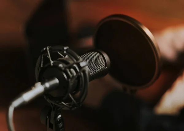 Microfone Condensado Com Filtro Pop Estúdio — Fotografia de Stock