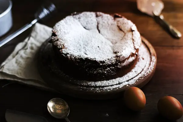 Choklad Kola Kaka Med Florsocker Socker Fotografi Recept Idé — Stockfoto