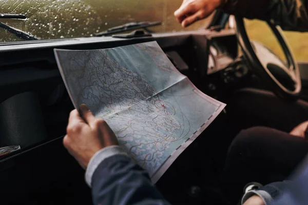 Casal Uma Viagem Carro Verificando Mapa — Fotografia de Stock