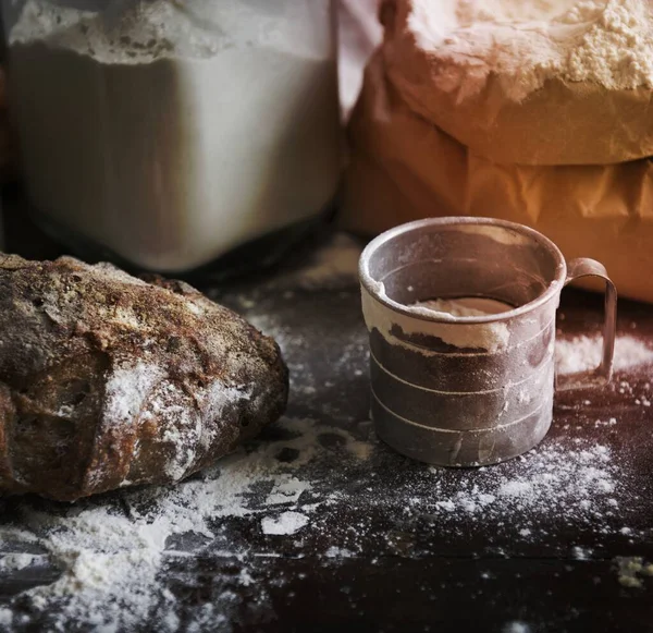 Mjöl Och Bröd Ovanpå Ett Stökigt Kök — Stockfoto