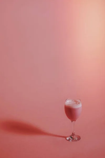 Schattig Roze Fancy Drankje Een Wijnglas — Stockfoto