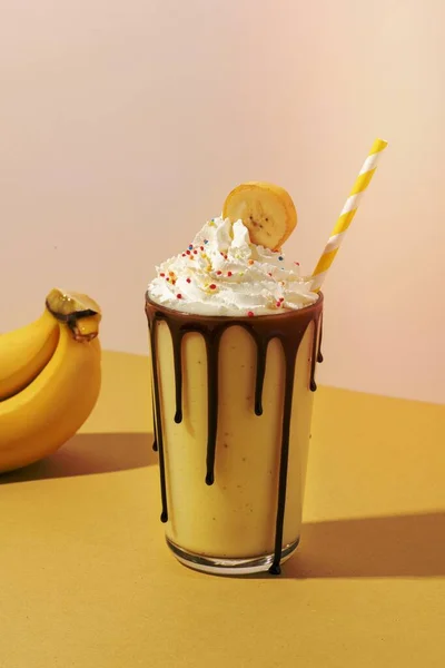Csokoládés Banános Turmix Tejszínhabbal Stock Kép