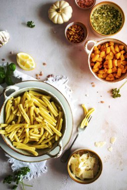 Havadan izlenen bir kasede pişirilmiş makarna.